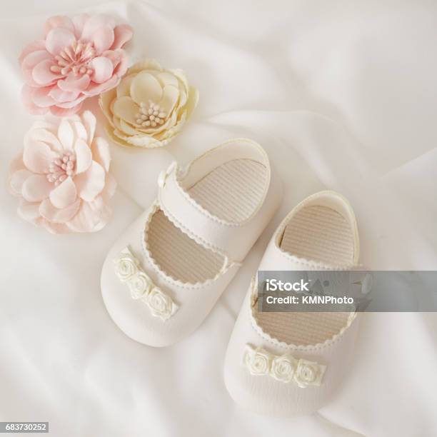 Zapatos De Bebé Foto de stock y más banco de imágenes de Bebé - Bebé, Alumbramiento, Celebración - Ocasión especial