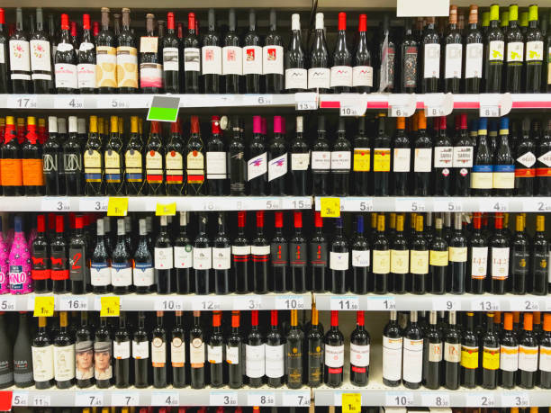 wine bottles at supermarket - wine bottle liquor store wine variation imagens e fotografias de stock