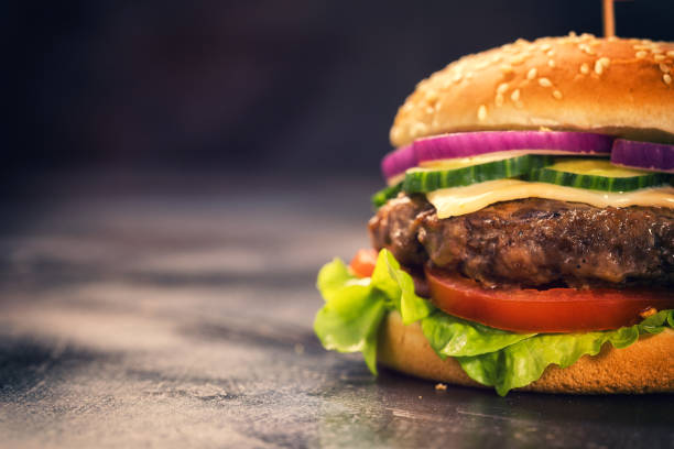 hamburguesa para 4 de julio - freshness hamburger burger bread fotografías e imágenes de stock