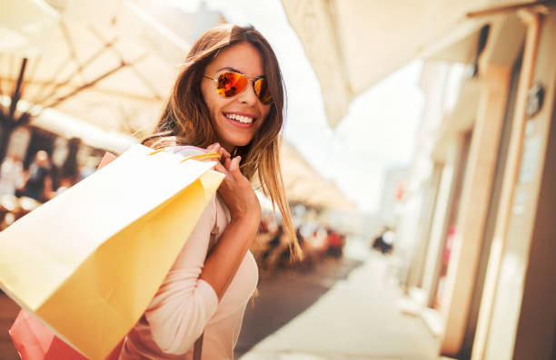 время покупок. молодая женщина в шоппинге ищет подарки. потребительство, шоппинг, концепция образа жизни - shopping стоковые фото и изображения