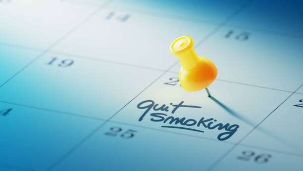 カレンダーのコンセプト黄色ピン - タバコをやめる ストックフォトと画 像