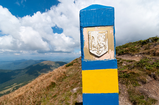 Frontera de Ucrania. Frontera en las montañas de Carpatian, como símbolo de régimen sin visado con Europa. Concepto de viaje de Open Ucrania y Eurounión photo