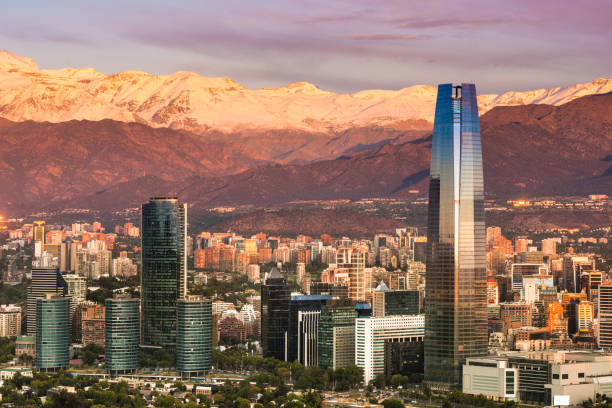 サンティアゴ・デ・チリのスカイライン - チリ サンティアゴ ストックフォトと画像