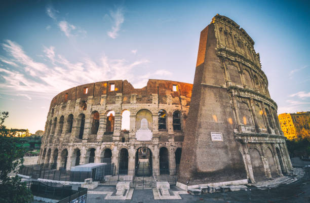 colosseo roma colosseo colosseo roma croceproced esterno tramonto esterno esterno - crossprocesed foto e immagini stock