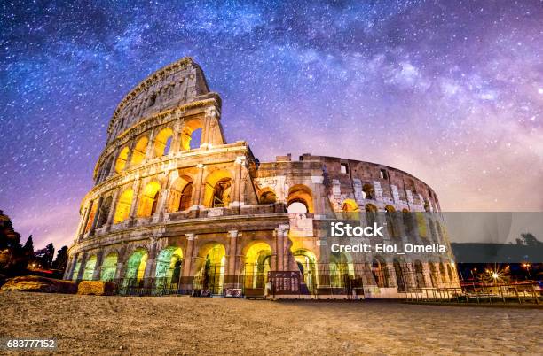 Coliseo Roma Coliseo Coliseo No Milkyway De Noche Exterior De Personas Foto de stock y más banco de imágenes de Coliseo