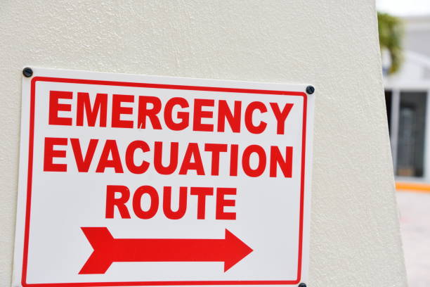 segnale del percorso di evacuazione di emergenza - direction arrow sign road sign escape foto e immagini stock