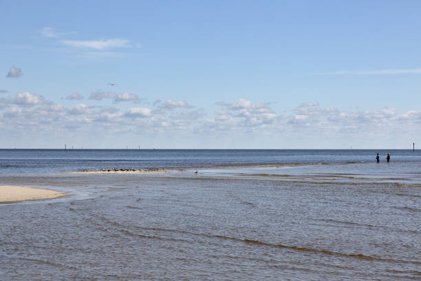 istock Shallow sandy ocean coastline with a sandbar 683807964