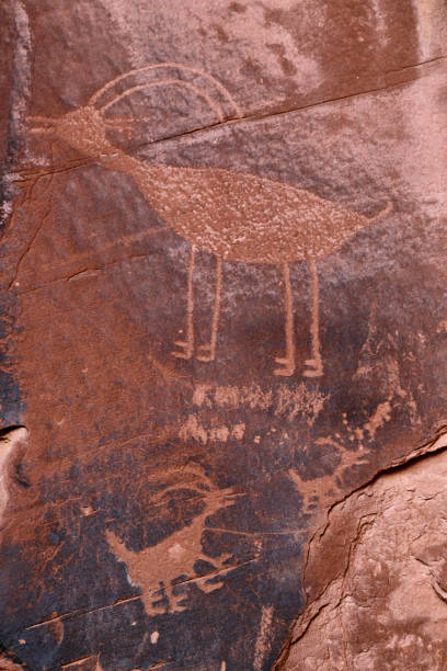 petroglifo en monument valley, arizona, eeuu - cave painting indigenous culture art arizona fotografías e imágenes de stock