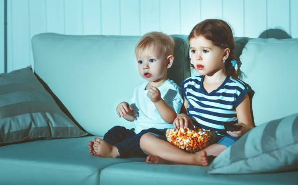 저녁에 tv를 보고 있는 아이들 형제와 자매 - movie time 뉴스 사진 이미지