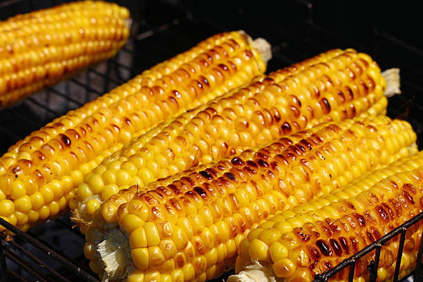 바베큐 그릴에 sweetcorn의 클로즈업 - grilled corn vegetable corn on the cob 뉴스 사진 이미지