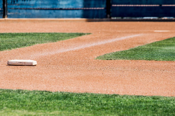 ersten base - baseball diamond fotos stock-fotos und bilder