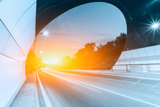 autobahn-straßentunnel zu beenden, in der nacht - tunnel-einfahrt stock-fotos und bilder