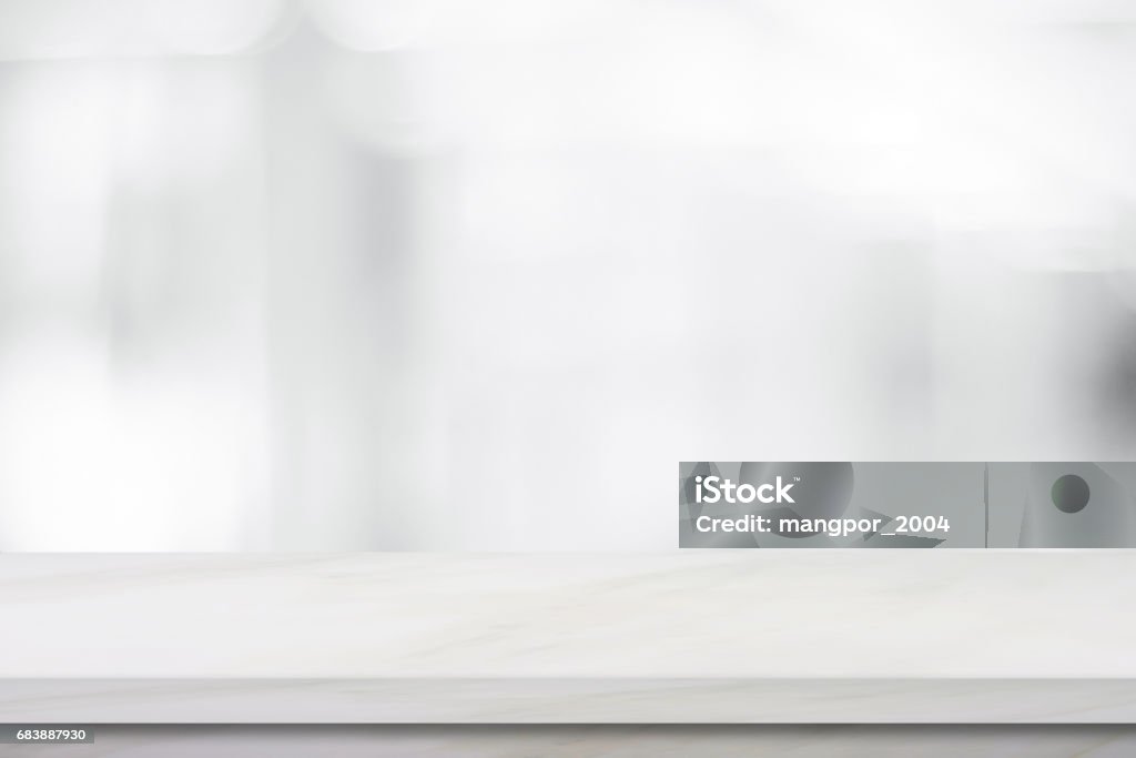 Leere weiße Marmor über Unschärfe Shop Hintergrund, Produkt und Food Display montage - Lizenzfrei Weiß Stock-Foto