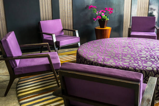 fauteuils et table de cercle - hotel reception hotel lobby flower photos et images de collection