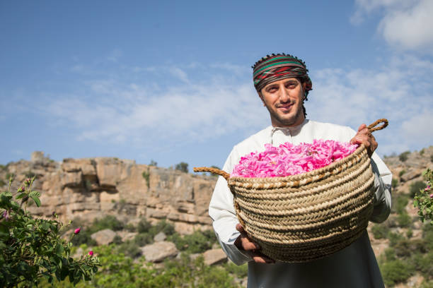 uomo dell'oman con petali di rosa - ghoutra foto e immagini stock