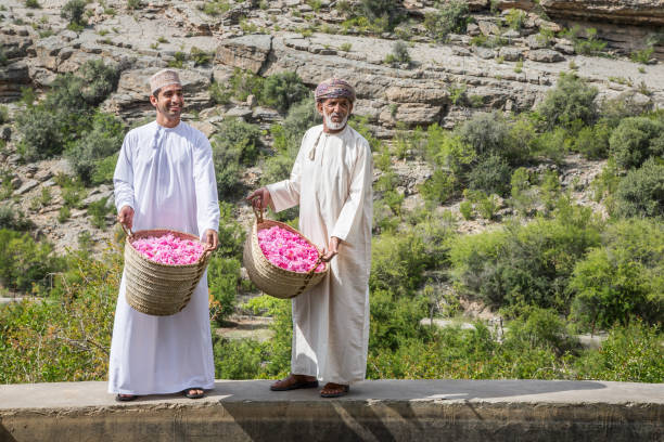 homens do omani com pétalas cor-de-rosa no al akhdar de jabal - harbor - fotografias e filmes do acervo