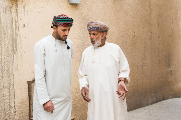 omani men chatting - harbor imagens e fotografias de stock