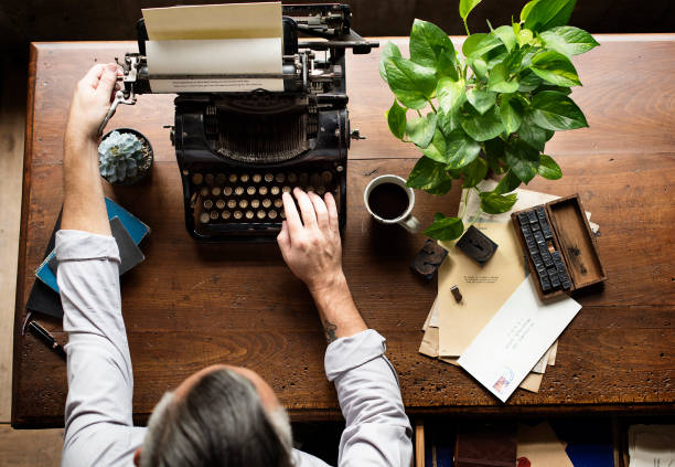 człowiek za pomocą pisania retro maszyny do pisania machine work writer - machine typewriter human hand typing zdjęcia i obrazy z banku zdjęć