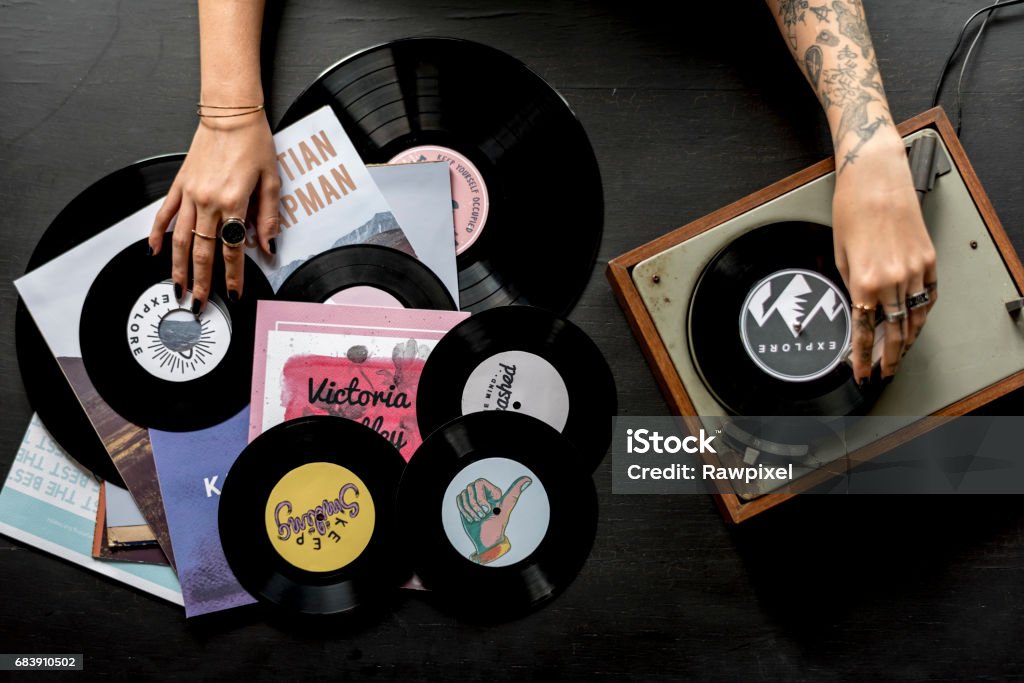 Tattoo Frau mit Musik Vinyl Schallplatte Disc mit Player - Lizenzfrei Schallplatte Stock-Foto