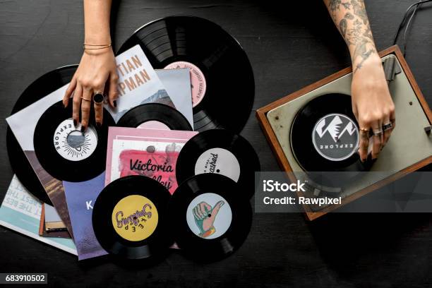 Tattoo Frau Mit Musik Vinyl Schallplatte Disc Mit Player Stockfoto und mehr Bilder von Schallplatte