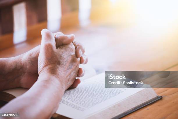 Ältere Frau Hände Gefaltet Im Gebet Auf Eine Bibel Stockfoto und mehr Bilder von Beten - Beten, Hand, Alter Erwachsener