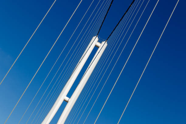 hängebrücke auf blauem himmelshintergrund - steel cable wire rope rope textured stock-fotos und bilder