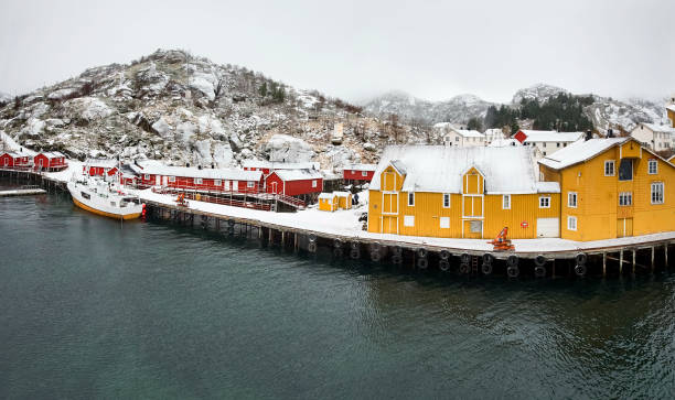 nusfjord lofoten norway, winter time - arctic bay imagens e fotografias de stock