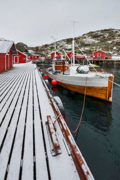 nusfjord lofoten norway, winter time - arctic bay imagens e fotografias de stock