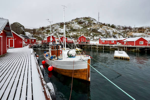 нусфьорд лофотен норвегия, зимнее время - arctic bay стоковые фото и изображени�я
