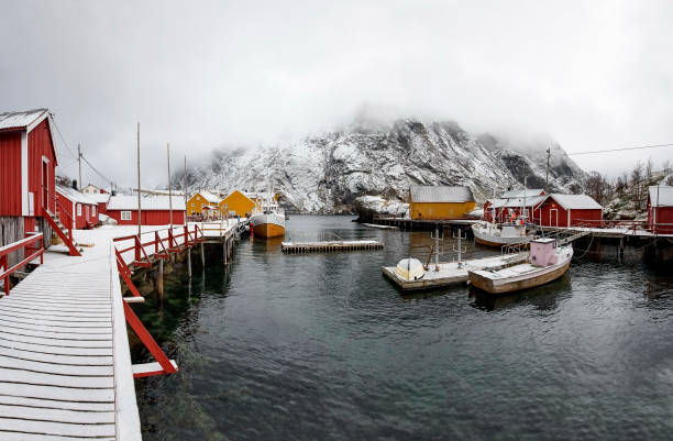 нусфьорд лофотен норвегия, зимнее время - arctic bay стоковые фото и изображения