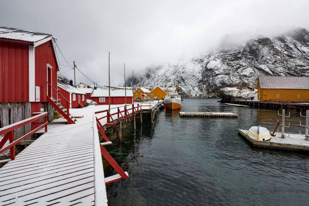 nusfjord lofoten noruega, inverno - arctic bay - fotografias e filmes do acervo