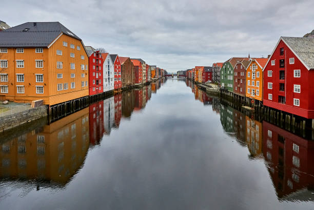 casas coloridas com reflexão pelo rio em trondheim, noruega - arctic bay - fotografias e filmes do acervo