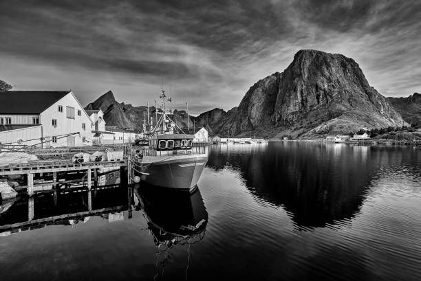 scenic fjord on lofoten islands, with typical red fishing hut and towering mountain peaks, sakrisoy, norway - arctic bay imagens e fotografias de stock