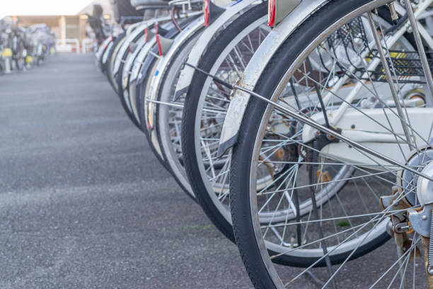 vélo, parking à la gare au japon. - parking vélo photos et images de collection