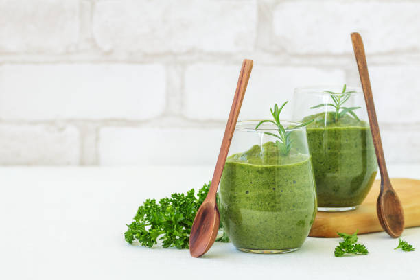 zielony koktajl ze składnikami - parsley cilantro leaf leaf vegetable zdjęcia i obrazy z banku zdjęć