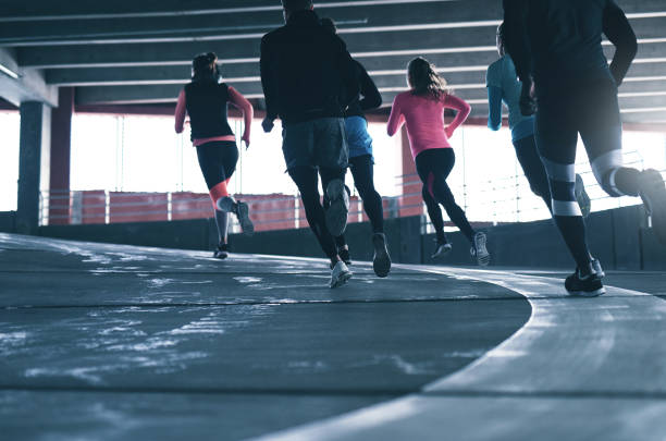 jóvenes deportistas y mujeres entrenando en el gimnasio - track and field athlete women vitality speed fotografías e imágenes de stock