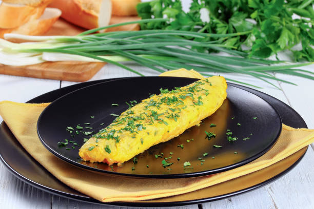 französisch drei eiern flauschigen omelette, close-up - tarragon close up freshness herb stock-fotos und bilder