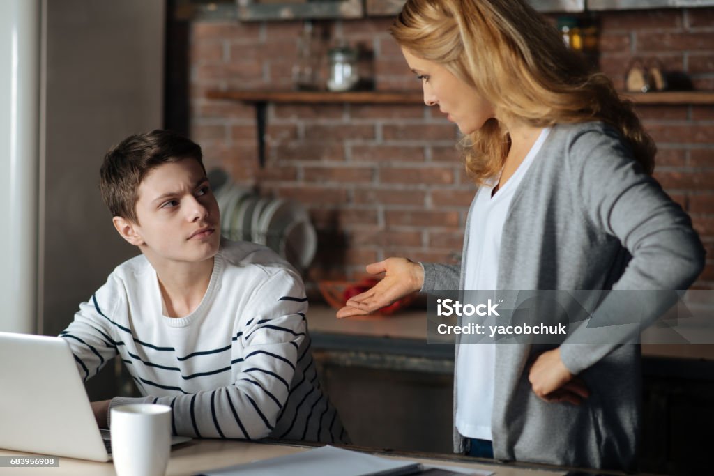 Aufmerksame junge Blick auf seine Mutter - Lizenzfrei Teenager-Alter Stock-Foto