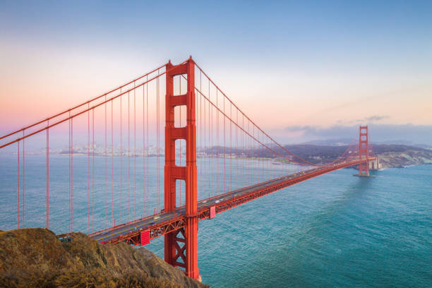 golden gate bridge in twilight, san francisco, california, usa - golden gate bridge panoramic california scenics imagens e fotografias de stock