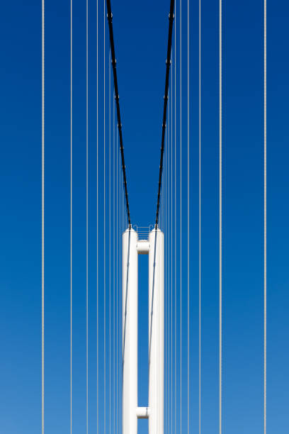 hängebrücke auf blauem himmelshintergrund - steel cable wire rope rope textured stock-fotos und bilder