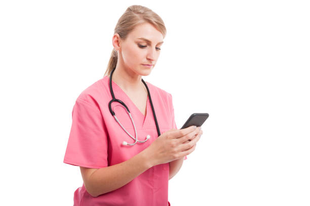 kvinnlig sjuksköterska bär scrubs textning på smartphone - nurse on phone serious bildbanksfoton och bilder