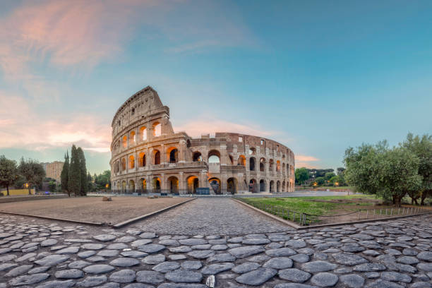 amanecer en el coliseo, roma, italia - rome coliseum italy ancient rome fotografías e imágenes de stock