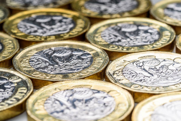 新しい英国の1ポンドポンド硬貨チャートレート - one pound coin coin falling currency ストックフォトと画像