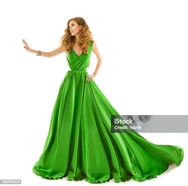 Vestido Verde De La Mujer Modelo De La Moda En El Vestido De Seda Larga  Toque A Mano Fondo Blanco Foto de stock y más banco de imágenes de Vestido  de noche -