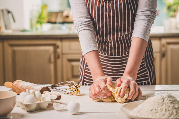 mulher as mãos para amassar massa de pão na mesa da cozinha - baker california - fotografias e filmes do acervo