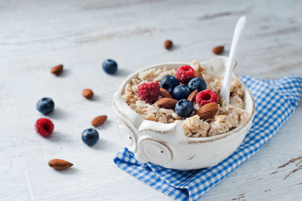 bacche fresche appetitose con cereali - almond bowl ceramic food foto e immagini stock