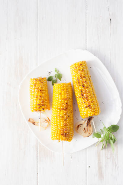 espiga de milho grelhado em branco - corn corn on the cob grilled roasted - fotografias e filmes do acervo