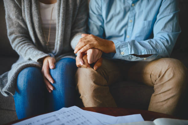 che l'amore sia la tua più grande fonte di sostegno - consoling foto e immagini stock