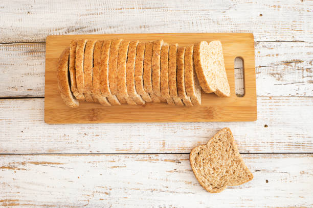 나무 테이블에 갓 구운된 빵 - sliced bread 뉴스 사진 이미지