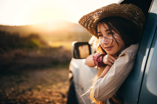młoda kobieta siedząca w pick-upie w kraju - travel adolescence road trip outdoors zdjęcia i obrazy z banku zdjęć